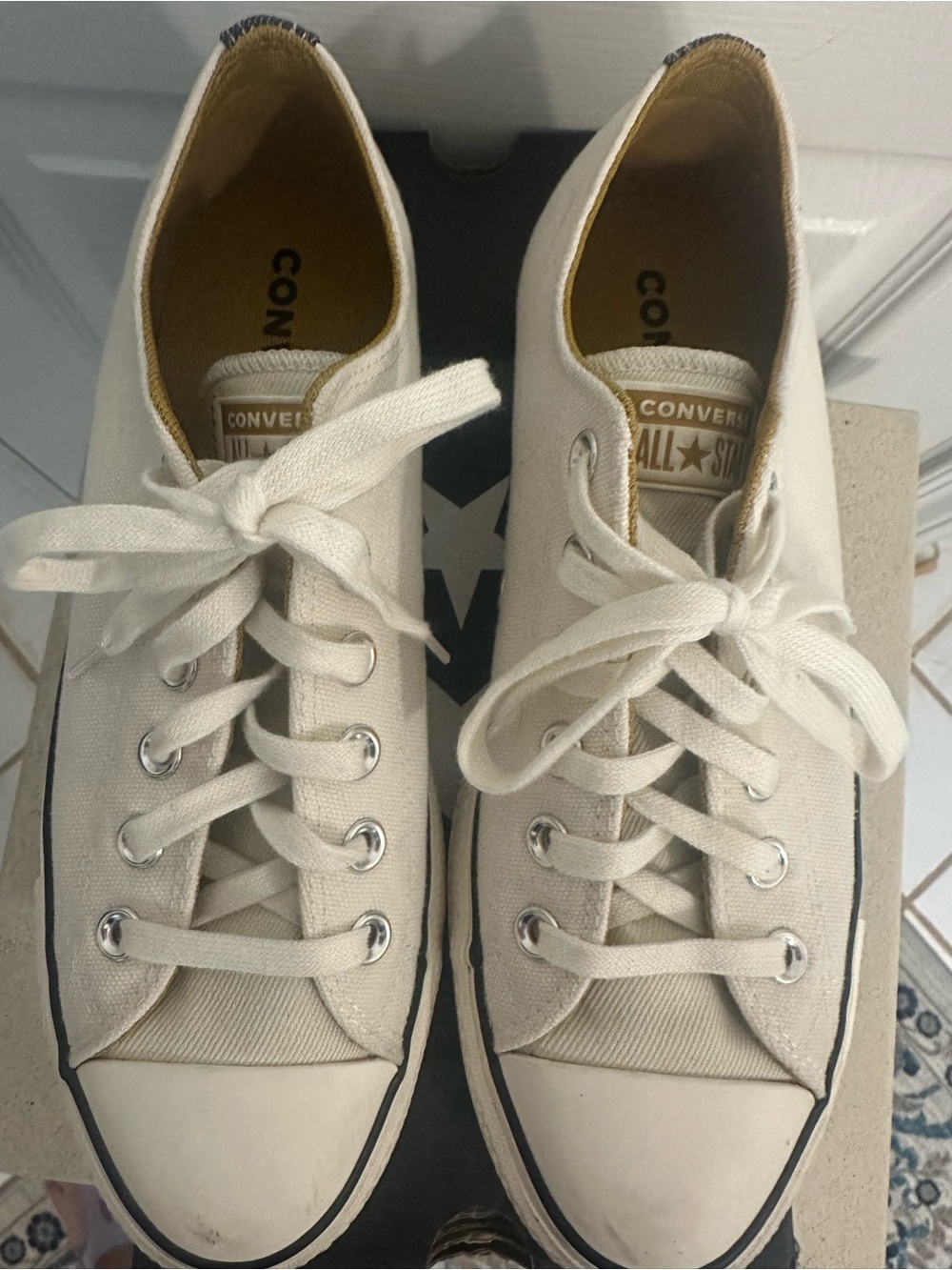 Converse Chuck Taylor All Star Platform Low Top Sneakers – Women’s Size 8.5